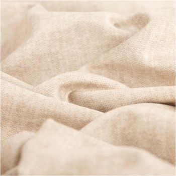 Der hochwertige Polsterstoff Mikrofaser Velvet meliert beige 1,45m Breite besticht durch seine samtige Textur für moderne, edle und stilvolle Akzente in Ihrem Zuhause - stilvoll drapiert
