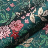 Jacquard-Stoff im Faltenwurf mit eingewebten Rosen und Blättern in grün und rosa