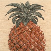 Nahaufnahme des gewebten Ananasmotivs der Gobelin Kissenhülle von SCHÖNER LEBEN., feine Farbnuancen und textile Struktur im klassischen Gobelin-Gewebe.
