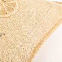 93913-SCHoeNER-LEBEN--Gobelin-Kissenhuelle-Zitrone-beige-42x42cm-IMG-8089.jpg Nahaufnahme der Gobelin Kissenhülle Zitrone beige 42x42 cm, sichtbare Gobelin-Webstruktur und dekorative Steppnaht.