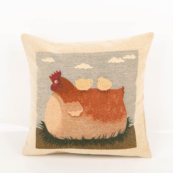 Dekorative Gobelin Kissenhülle Henne mit Küken von SCHÖNER LEBEN. in Beige, charmantes Landhausmotiv mit Henne und Küken vor Himmel und Wolken.