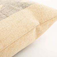 Nahaufnahme des gewebten Motivs der Gobelin Kissenhülle von SCHÖNER LEBEN., Henne mit Küken in warmen Naturfarben auf strukturierter Oberfläche.