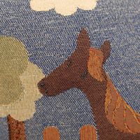 93915-SCHoeNER-LEBEN--Gobelin-Kissenhuelle-Pferd-bunt-42x42cm-IMG-8120.jpg Nahaufnahme des gewebten Motivs der Gobelin Kissenhülle von SCHÖNER LEBEN., detailreiche Darstellung des Pferdes vor blauem Himmel und Landschaft.