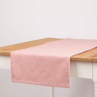 SCHÖNER LEBEN. Tischläufer aus Dobbystoff mit schmalen Streifen rosa ecru 40x160 cm, dekorativ über rustikalem Holztisch drapiert.