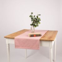 SCHÖNER LEBEN. Tischläufer aus rosa-ecru gestreiftem Dobbystoff 40x160 cm dekorativ auf Holztisch mit Vase und Buch.