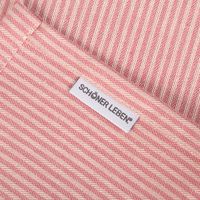93916-SCHoeNER-LEBEN--Tischlaeufer-aus-Dobbystoff-mit-schmalen-Streifen-rosa-ecru-in-40x160cm--IMG-8595.jpg Markenetikett am rosa-ecru gestreiften Tischläufer aus Dobbystoff 40x160 cm von SCHÖNER LEBEN.