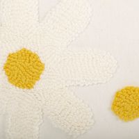 93919-Kissen-Camille-Blueten-getuftet-wollweiss-gelb-45-x-45-cm--IMG-8019.jpg Kissen Camille Blüten getuftet wollweiß gelb 45 x 45 cm besticht durch florales Design für gemütliche, weiche und stilvolle Akzente in Ihrem Zuhause - Detailaufnahme