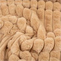 93921-Kunstfell-Breitcord-einfarbig-braun-1-55m-Stoffbreite-IMG-8187.jpg Der hochwertige Kunstfell Breitcord einfarbig braun 1,55m Stoffbreite besticht durch seine extrem weiche Haptik und die markante Streifenoptik für luxuriöse, gemütliche und individuelle Nähprojekte - stilvoll drapiert