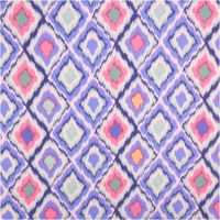 93925-Viskose-Stoff-Radiance-Raute-Violett-1-42m-Breite-IMG-8161.jpg Der hochwertige Viskose Stoff Radiance Raute Violett 1,42m Breite besticht durch sein lebendiges Rautenmuster in kühlen Blau-, Violett- und Pinktönen für ausdrucksstarke, fließende und moderne Nähprojekte - Vollansicht