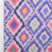93925-Viskose-Stoff-Radiance-Raute-Violett-1-42m-Breite-IMG-8163.jpg Der hochwertige Viskose Stoff Radiance Raute Violett 1,42m Breite besticht durch sein lebendiges Rautenmuster in kühlen Blau-, Violett- und Pinktönen für ausdrucksstarke, fließende und moderne Nähprojekte - mit Massband