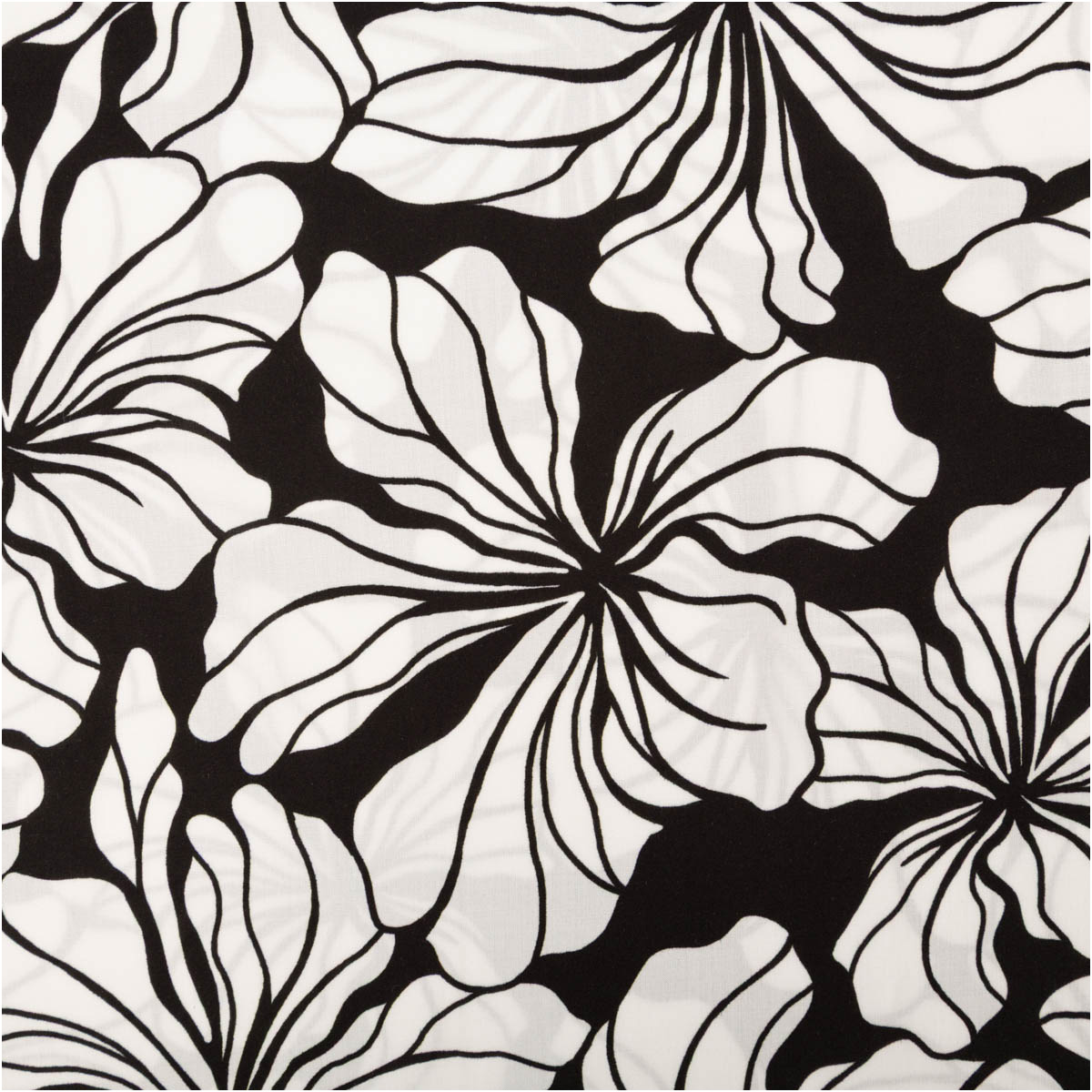 93928-Viskose-Stoff-Radiance-Blueten-schwarz-weiss-1-42m-Breite-IMG-8141.jpg Der hochwertige Viskose Stoff Radiance Blüten schwarz weiß 1,42m Breite besticht durch sein elegantes florale Design in klassischem Kontrast für zeitlose, fließende Nähprojekte - Nahaufnahme