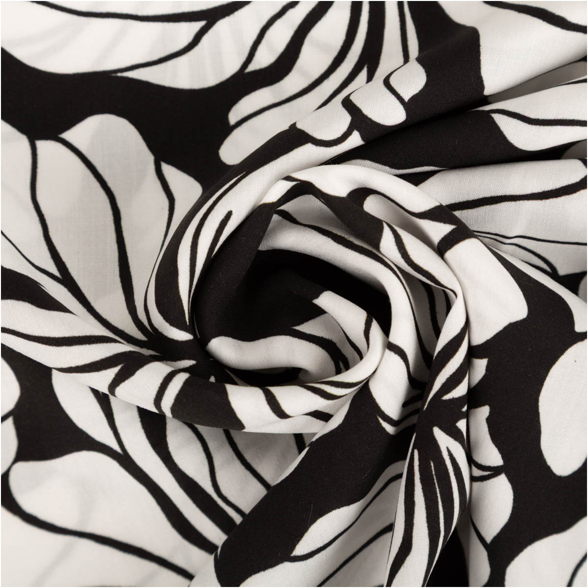 93928-Viskose-Stoff-Radiance-Blueten-schwarz-weiss-1-42m-Breite-IMG-8144.jpg Der hochwertige Viskose Stoff Radiance Blüten schwarz weiß 1,42m Breite besticht durch sein elegantes florale Design in klassischem Kontrast für zeitlose, fließende Nähprojekte - kunstvoll eingedreht in Falten