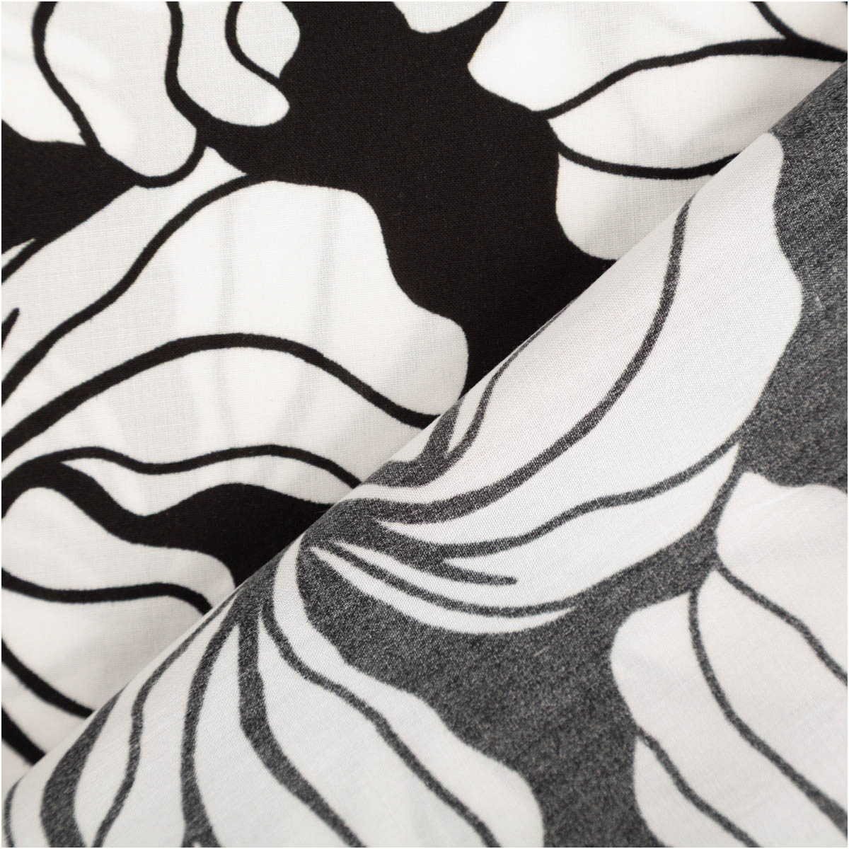 93928-Viskose-Stoff-Radiance-Blueten-schwarz-weiss-1-42m-Breite-IMG-8145.jpg Der hochwertige Viskose Stoff Radiance Blüten schwarz weiß 1,42m Breite besticht durch sein elegantes florale Design in klassischem Kontrast für zeitlose, fließende Nähprojekte - mit Rueckseite