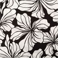 Der hochwertige Viskose Stoff Radiance Blüten schwarz weiß 1,42m Breite besticht durch sein elegantes florale Design in klassischem Kontrast für zeitlose, fließende Nähprojekte - Nahaufnahme