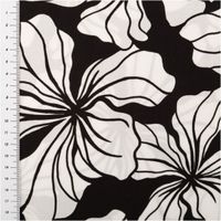 Der hochwertige Viskose Stoff Radiance Blüten schwarz weiß 1,42m Breite besticht durch sein elegantes florale Design in klassischem Kontrast für zeitlose, fließende Nähprojekte - mit Massband