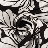 93928-Viskose-Stoff-Radiance-Blueten-schwarz-weiss-1-42m-Breite-IMG-8144.jpg Der hochwertige Viskose Stoff Radiance Blüten schwarz weiß 1,42m Breite besticht durch sein elegantes florale Design in klassischem Kontrast für zeitlose, fließende Nähprojekte - kunstvoll eingedreht in Falten
