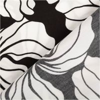 93928-Viskose-Stoff-Radiance-Blueten-schwarz-weiss-1-42m-Breite-IMG-8145.jpg Der hochwertige Viskose Stoff Radiance Blüten schwarz weiß 1,42m Breite besticht durch sein elegantes florale Design in klassischem Kontrast für zeitlose, fließende Nähprojekte - mit Rueckseite