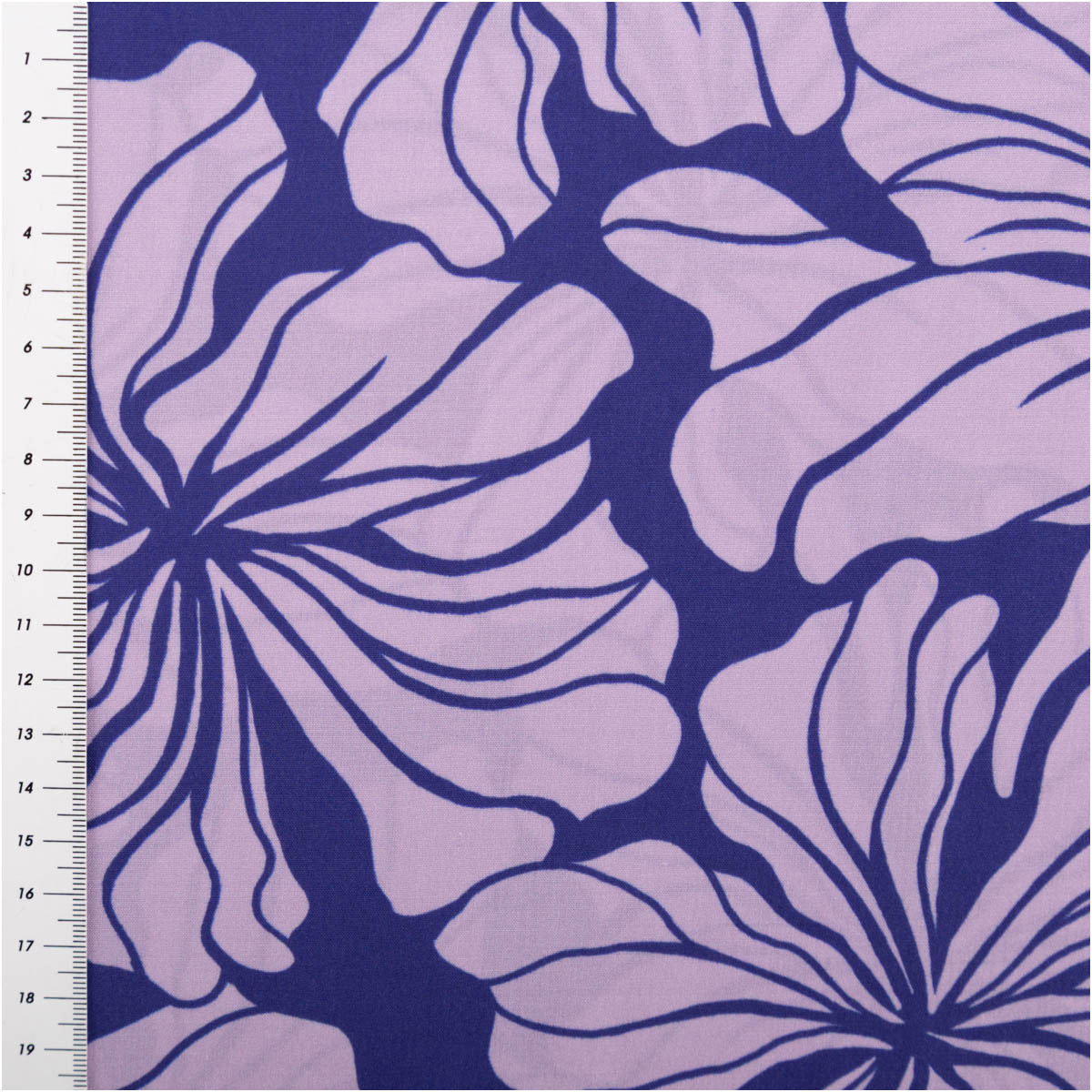 93929-Viskose-Stoff-Radiance-Blueten-violett-1-42m-Breite-IMG-8149.jpg Der hochwertige Viskose Stoff Radiance Blüten violett 1,42m Breite besticht durch sein elegantes florales Design in sanften Violetttönen für individuelle, fließende und frühlingshafte Nähprojekte - mit Massband