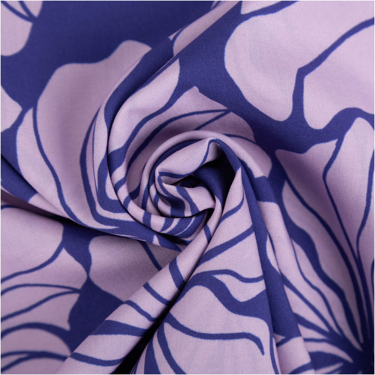 93929-Viskose-Stoff-Radiance-Blueten-violett-1-42m-Breite-IMG-8150.jpg Der hochwertige Viskose Stoff Radiance Blüten violett 1,42m Breite besticht durch sein elegantes florales Design in sanften Violetttönen für individuelle, fließende und frühlingshafte Nähprojekte - kunstvoll eingedreht in Falten