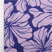 Der hochwertige Viskose Stoff Radiance Blüten violett 1,42m Breite besticht durch sein elegantes florales Design in sanften Violetttönen für individuelle, fließende und frühlingshafte Nähprojekte - mit Massband