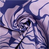 Der hochwertige Viskose Stoff Radiance Blüten violett 1,42m Breite besticht durch sein elegantes florales Design in sanften Violetttönen für individuelle, fließende und frühlingshafte Nähprojekte - kunstvoll eingedreht in Falten