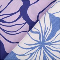 Der hochwertige Viskose Stoff Radiance Blüten violett 1,42m Breite besticht durch sein elegantes florales Design in sanften Violetttönen für individuelle, fließende und frühlingshafte Nähprojekte - mit Rueckseite