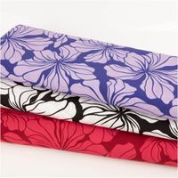 Der hochwertige Viskose Stoff Radiance Blüten violett 1,42m Breite besticht durch sein elegantes florales Design in sanften Violetttönen für individuelle, fließende und frühlingshafte Nähprojekte - mit weiteren Stoffen praesentiert