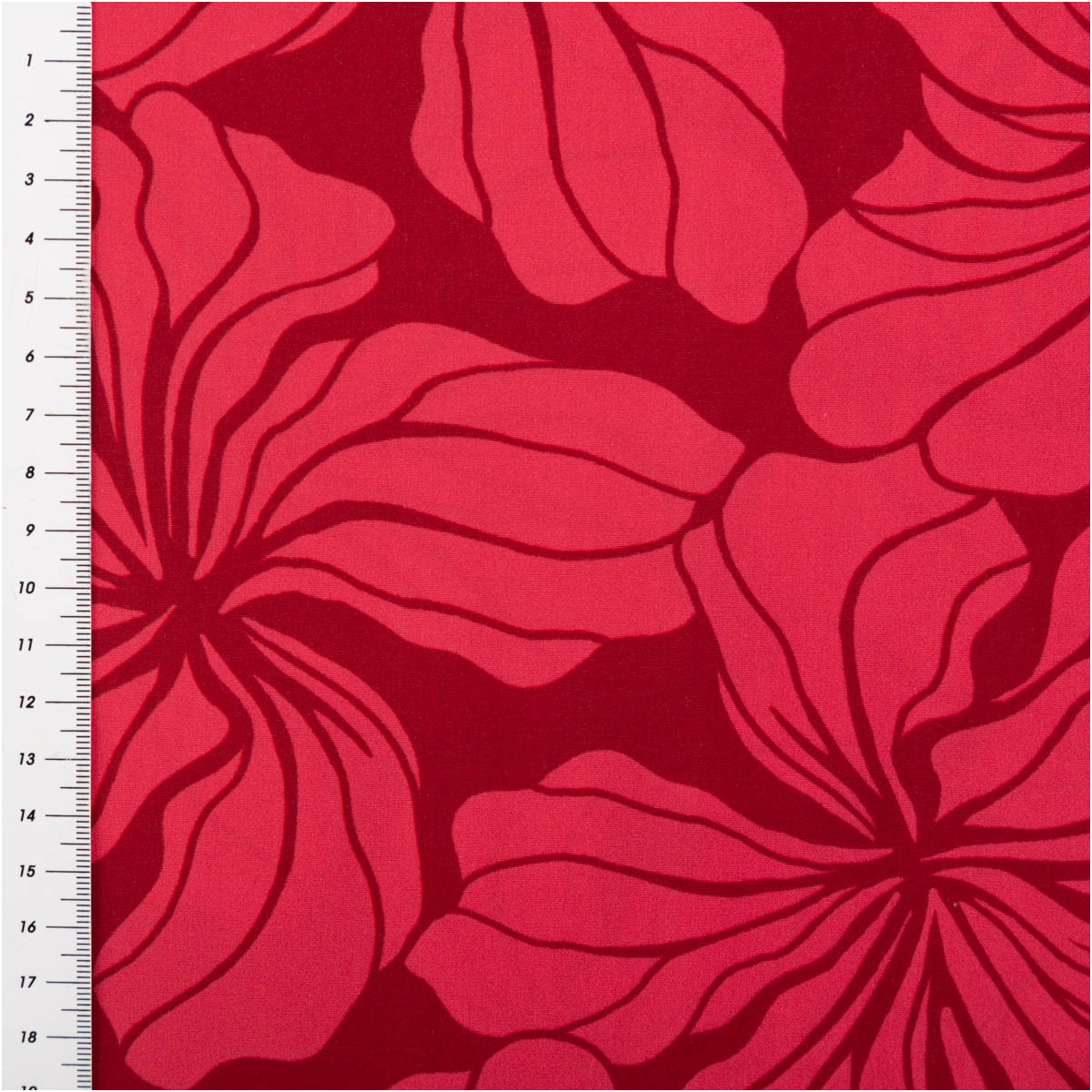 93930-Viskose-Stoff-Radiance-Blueten-rot-1-42m-Breite-IMG-8155.jpg Der hochwertige Viskose Stoff Radiance Blüten rot 1,42m Breite besticht durch sein elegantes florales Design in kräftigen Rottönen für ausdrucksstarke, fließende und individuelle Nähprojekte - mit Massband