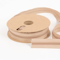 Der hochwertige YKK Reißverschluss Meterware Kunststoffspirale 5mm in 3cm Breite individuell zuschneidbar Beige besticht durch seine Robustheit für praktische, langlebige und stilvolle Nähprojekte in Ihrem Zuhause - Vollansicht