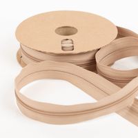 93942-YKK-Reissverschluss-Meterware-Kunststoffspirale-5mm-in-3cm-Breite-individuell-zuschneidbar-Beige-IMG-7917.jpg Der hochwertige YKK Reißverschluss Meterware Kunststoffspirale 5mm in 3cm Breite individuell zuschneidbar Beige besticht durch seine Robustheit für praktische, langlebige und stilvolle Nähprojekte in Ihrem Zuhause - Nahaufnahme