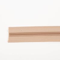93942-YKK-Reissverschluss-Meterware-Kunststoffspirale-5mm-in-3cm-Breite-individuell-zuschneidbar-Beige-IMG-7922.jpg Der hochwertige YKK Reißverschluss Meterware Kunststoffspirale 5mm in 3cm Breite individuell zuschneidbar Beige besticht durch seine Robustheit für praktische, langlebige und stilvolle Nähprojekte in Ihrem Zuhause - Detailaufnahme des Reissverschluss