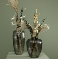 93945-Vase-aus-Glas-gerillt-grau-16x36cm-von-Werner-Voss-Screenshot-2026-03-01-111927.png Die hochwertige Vase aus Glas gerillt grau 16x36cm von Werner Voss besticht durch ihre elegante Struktur für zeitlose, edle und stilvolle Akzente in Ihrem Zuhause - in Szene gesetzt