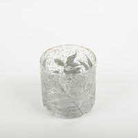 93946-Windlicht-Leaves-Blaetter-transparent-silber-10x10cm-von-Werner-Voss-IMG-7903.jpg Das hochwertige Windlicht Leaves Blätter transparent silber 10x10cm von Werner Voss besticht durch sein naturnahes Blätterdesign für funkelnde, edle und stilvolle Lichtakzente in Ihrem Zuhause - Detailaufnahme