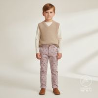 Die hochwertige Jersey Stoff Baumwolljersey Bienen sand gelb 1,45m Breite besticht durch ihr verspieltes Natur-Motiv für fröhliche, bequeme und stilvolle Nähprojekte in Ihrem Zuhause - als Hose verarbeitet