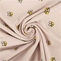 93975-Jersey-Stoff-Baumwolljersey-Bienen-sand-gelb-1-45m-Breite-IMG-8504-11.jpg Die hochwertige Jersey Stoff Baumwolljersey Bienen sand gelb 1,45m Breite besticht durch ihr verspieltes Natur-Motiv für fröhliche, bequeme und stilvolle Nähprojekte in Ihrem Zuhause - kunstvoll eingedreht in Falten