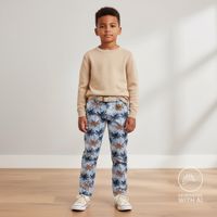 Jersey Stoff Baumwolljersey Palmen blau 1,45m Breite besticht durch tropisches Design für sommerliche, bequeme und stilvolle Nähprojekte in Ihrem Zuhause - als Hose praesentiert