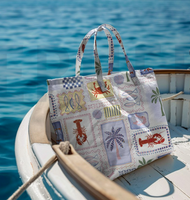 Canvas Baumwollstoff Maritim Sommer Patchwork weiß blau rot 138cm Stoffbreite besticht durch abwechslungsreiches Meeres-Design für sommerliche, bequeme und stilvolle Nähprojekte in Ihrem Zuhause - als Tasche praesentiert