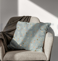 94033-Canvas-Baumwollstoff-Meerestiere-blau-138cm-Stoffbreite-Screenshot-2026-03-03-163543.png Canvas Baumwollstoff Seepferdchen Seestern Muscheln hellblau 138cm Stoffbreite besticht durch maritimes Design für sommerliche, bequeme und stilvolle Nähprojekte in Ihrem Zuhause - auf dem Sessel praesentiert
