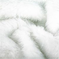 Hochwertiger Plüschstoff Kunstfell weiß Kurzhaar 140cm Stoffbreite besticht durch seine extrem weiche Textur und das reine Weiß für luxuriöse, gemütliche und besonders edle Nähprojekte - stilvoll drapiert