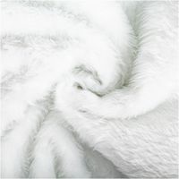 94042-Plueschstoff-Kunstfell-weiss-Kurzhaar-140cm-Stoffbreite-IMG-8218.jpg Hochwertiger Plüschstoff Kunstfell weiß Kurzhaar 140cm Stoffbreite besticht durch seine extrem weiche Textur und das reine Weiß für luxuriöse, gemütliche und besonders edle Nähprojekte - kunstvoll eingedreht in Falten