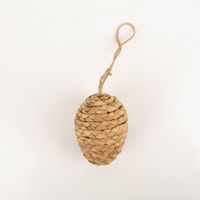 Rustikales 3er-Set Dekohänger in Ei-Form von Boltze. Die kunstvoll geflochtene Naturfaser verleiht diesen Ostereiern eine besonders authentische Haptik und bringt gemütlichen Landhaus-Charme in deine Frühlingsdekoration - Detailaufnahme