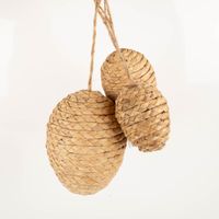 Rustikales 3er-Set Dekohänger in Ei-Form von Boltze. Die kunstvoll geflochtene Naturfaser verleiht diesen Ostereiern eine besonders authentische Haptik und bringt gemütlichen Landhaus-Charme in deine Frühlingsdekoration - Detailaufnahme des Sets