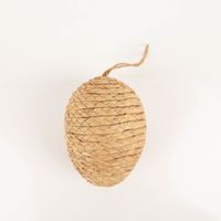 94060-Dekohaenger-Ostereier-3er-Set-natur-von-Boltze--IMG-9123.jpg Rustikales 3er-Set Dekohänger in Ei-Form von Boltze. Die kunstvoll geflochtene Naturfaser verleiht diesen Ostereiern eine besonders authentische Haptik und bringt gemütlichen Landhaus-Charme in deine Frühlingsdekoration - Nahaufnahme