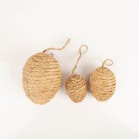 94060-Dekohaenger-Ostereier-3er-Set-natur-von-Boltze--IMG-9128.jpg Rustikales 3er-Set Dekohänger in Ei-Form von Boltze. Die kunstvoll geflochtene Naturfaser verleiht diesen Ostereiern eine besonders authentische Haptik und bringt gemütlichen Landhaus-Charme in deine Frühlingsdekoration - Vollansicht des Sets
