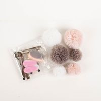 94061-DIY-Bastelset-Osterhasen-fuer-3-Haeschenklammern-in-rosa--weiss-und-grau-von-Boltze-IMG-9116.jpg Kreatives DIY-Set von Boltze für drei niedliche Osterhasen-Klammern in Weiß, Rosa und Grau. Mit flauschigen Körpern und langen Ohren sind diese selbstgemachten Häschen die perfekte Deko für Geschenke oder Zweige - Nahaufnahme ausgepackt