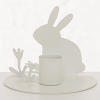 Kerzenhalter mit Hase aus Metall von hinten mit floralen Elementen und runder Standfläche