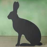 94066-Hase-Metall-schwarz-matt-Dekoaufsteller-95cm-hoch-von-Boltze-Ambientebild-EmEVeedL-zoom.jpg Hasen-Silhouette aus schwarzem Metall als Osterdeko vor grünem Hintergrund