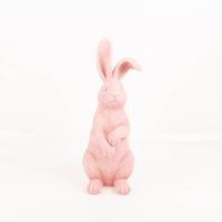 Eindrucksvolle Hasenfigur von Boltze in zartem Rosa mit einer beachtlichen Höhe von 43 cm. Aus hochwertigem Kunstharz gefertigt und liebevoll handbemalt, besticht dieser Dekoaufsteller durch seine detailreiche Fellstruktur und eine natürliche Ausstrahlung 