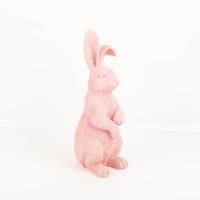 94067-Hase-rosa-Dekoaufsteller-Kunstharz-handbemalt-43cm-hoch-von-Boltze-IMG-9234.jpg Eindrucksvolle Hasenfigur von Boltze in zartem Rosa mit einer beachtlichen Höhe von 43 cm. Aus hochwertigem Kunstharz gefertigt und liebevoll handbemalt, besticht dieser Dekoaufsteller durch seine detailreiche Fellstruktur und eine natürliche Ausstrahlung
