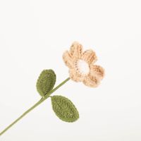 Diese liebevoll gefertigte Häkelblume von Boltze in sanftem Beige bringt rustikales Landhaus-Flair in deine Dekoration. Mit 30 cm Länge und detailreichen Textil-Blättern ist sie eine nachhaltige und charmante Alternative zu Schnittblumen - Vollansicht